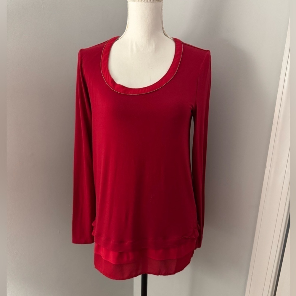 White House Black Market rayon/spandex top, scoop neck. Size S. Red